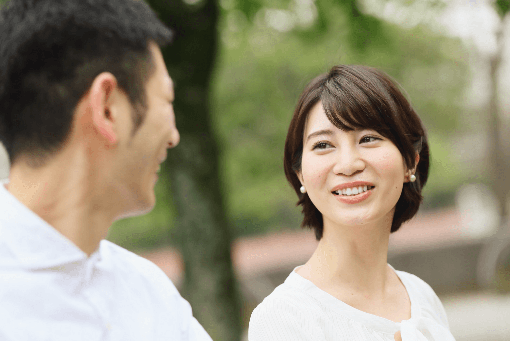 初デートで沈黙している時、女性は本当に退屈しているのか?(7つの本音)